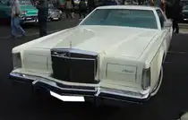 Lincoln Continental Mark V Coupe des Modelljahres 1979 im Farbton cream. Die Baureihe Continental war das letzte Fullsize-Modell auf dem US-amerikanischen Automarkt. Basismotorisierung war ein V8-Motor mit einem Hubraum von 6590 cm³ und einer Leistung von 168 PS. Gegen Aufpreis konnte der Kunde auch einen V8-Motor mit einem Hubraum von 7536 cm³ und einer Leistung von 213 PS bestellen. Oldtimertreffen an Mo´s Bikertreff in Krefeld am 10.03.2024.