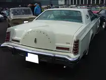 Heckansicht eines Lincoln Continental Mark V Coupe aus dem Jahr 1979 im Farbton cream. Oldtimertreffen an Mo´s Bikertreff in Krefeld am 10.03.2024.