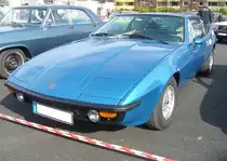 Bitter Diplomat CD, produziert in Kleinserie in den Jahren von 1973 bis 1979. Erich Bitter aus Schwelm ließ dieses schicke, viersitzige Coupe, beim Karosseriewerk Baur/Stuttgart produzieren. Die Technik, dieses in 395 Einheiten gebauten Autos, stammte von Opel. Der V8-Motor aus dem Opel Diplomat bzw. aus dem Regal von Chevrolet hat einen Hubraum von 5354 cm³ und leistet 230 PS. Der Neupreis eines solchen Bitter lag damals bei mindestens DM 85.000,00. Die Höchstgeschwindigkeit wurde mit 220 km/h angegeben. Oldtimertreffen an Mo´s Bikertreff in Krefeld am 10.03.2024.