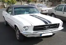 Ford Mustang 1 Hardtop Coupe des Modelljahres 1968 im Farbton wimbledon white. Im Modelljahr 1968 konnte der Käufer zwischen einem Sechszylinderreihenmotor mit einem Hubraum von 3.3l und einer Leistung von 115 PS, sowie V8-Motoren mit Hubräumen von 4.7l und 195 PS oder 230 PS, 6.4l mit 335 PS und 7.0l mit 390 PS wählen. Oldtimertreffen an Mo´s Bikertreff in Krefeld am 10.03.2024.