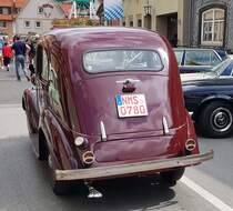 =Ford Ten, Bauzeit 1937/38, rollt durch die Stadt bei den Fladungen Classics 2023 im Juli 23. Dem Kfz-Kennzeichen nach ein sehr weit angereister Gast!!!