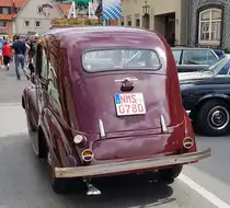 =Ford Ten, Bauzeit 1937/38, rollt durch die Stadt bei den Fladungen Classics 2023 im Juli 23. Dem Kfz-Kennzeichen nach ein sehr weit angereister Gast!!!