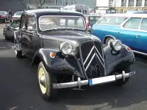 Citroen 11CV BF Familiale aus dem Jahr 1956. Als 7CV kam dieses Modell bereits 1934 auf den Markt. Ab dem Jahr 1954 konnten die Kunden den längeren 11CV Familiale oder Commerciale bestellen. Äußerlich erkennbar an den drei seitlichen Fenstern. Angetrieben wird dieser zeitlose Klassiker von einem Vierzylinderreihenmotor mit einem Hubraum von 1911 cm³ und einer Leistung von 56 PS bis 60 PS. Oldtimertreffen an Mo´s Bikertreff in Krefeld am 10.03.2024.