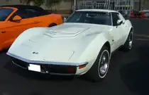 Chevrolet Corvette Stingray Coupe aus dem Jahr 1969. Ab 1967 stand die  neue  Corvette C3 mit ihrem markanten Coke-Bottle Design bei den Chevrolet-Dealern. Erkenntlich sind die frühen Modelle bis zum Modelljahr 1973 an den vorderen und hinteren Chromstoßfängern. Die gezeigte C3 dürfte im Farbton polarwhite lackiert sein. Ein weiteres, äußerliches, Erkennungszeichen ist das so genannte T-Top. Dabei handelt es sich um zwei herausnehmbare Dachhälften, ähnlich dem des Targa-Systems. Der Käufer konnte zwischen zwei V8-Motorisierungen wählen: 5728 cm³ mit 213 PS oder 253 PS. Oldtimertreffen an Mo´s Bikertreff in Krefeld am 10.03.2024.