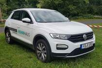 =VW T-Roc von REHM-Haus steht auf dem Besucherparkplatz bei der Oldtimerveranstaltung in Tann/Rhön, 09-2023