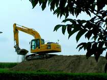 Komatsu beim Errichten eines Erdwalles 070808