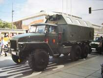 Ein Ural 375 D mit LAK II-Koffer der ehemaligen NVA im Sommer 2006 bei der Oldtimerparade in Dresden.