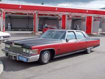 Cadillac-Fleetwood 75 Series steht vor den Waschboxen einer Grotankstelle in Ried i.I.; 090627