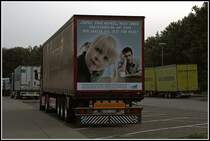  SUPER, FRAU MERKEL, NACH IHRER MAUTERHHUNG HAT PAPA DEN GANZEN TAG FR MICH ZEIT ....  Durch Angela Merkels 50-prozentige Erhung der LKW-Maut werden Tausende von Transportunternehmen in den Ruin und Zentausende ihre Mitarbeiter in die Arbeitslosigkeit getrieben. Das ist alles andere als super, Frau Bundeskanzlerin . BUNDESVERBAND GTERKRAFTVERKEHR LOGISTIK UND ENTSORGUNG (BGL) E.V.
Aufgenommen an den Ladetren eines Sattelaufliegers der Speditions KIRN.