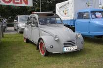 Citroen 2 CV steht am 29.06.2009 in 76689 Karlsdorf-Neuthard zur Oldtimerausstellung