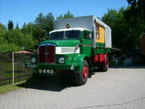 H6 Speditionspritsche mit Wohnzelle als Ladung beim Treffen in Hohburg