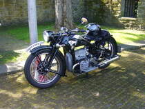 Zündapp K 800. Die Nürnberger Zündapp-Werke brachten dieses Motorradmodell, das sowohl für den Solobetrieb, als auch für den Gespannbetrieb geeignet war, bereits im Jahr 1933 auf den Markt. Das gezeigte Motorrad wurde im letzten Modelljahr produziert und wird von einem fahrtwindgekühlten Vierzylinderboxermotor angetrieben, der aus einem Hubraum von 791 cm 22 PS leistet. Im Solobetrieb war eine Höchstgeschwindigkeit von 125 km/h und im Gespannbetrieb von 95 km/h möglich. Oldtimertreffen an der Burgruine in Essen-Burgaltendorf am 26.05.2024.