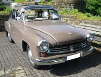 Wartburg 311/8 aus dem Jahr 1957. Im Januar 1956 trat der Wartburg 311 offiziell die Nachfolge des IFA F9 an. Er unterschied sich im wesentlichen nicht nur durch die neu gestaltete Karosserie mit vier Türen, sondern auch durch den helleren Innenraum, bedingt durch die größeren Glasflächen. In dieser Ausführung wurde das Modell bis Januar 1964 bei AWE (A utomobil W erke E isenach) gebaut. Serienmäßig hat der wassergekühlte Dreizylinderreihenzweitaktmotor einen Hubraum von genau 900 cm³ und leistet 37 PS. Die Modelle mit dem Faltschiebedach nannten sich 311/8, im Gegensatz zur normalen Limousine = 311/0 bzw. Luxuslimousine 311/1. Oldtimertreffen an der Burgruine in Essen-Burgaltendorf am 26.05.2024.