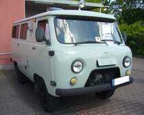 UAZ 2206  Buchanka  aus dem Jahr 2015. Der UAZ Kleintransporter wird seit dem Jahr 1965 fast unverändert gebaut. UAZ steht für U ljanowski A wtomobilny Z awod. Es ist ein Transporter, gebaut für die Weiten der damaligen UdSSR. Er verfügt über zuschaltbaren Allradantrieb, ist recht hoch gebaut und gilt als sehr robust. In Russland hat das Modell den Spitznamen  Buchanka  (Brotlaib). Der gezeigte 2206 wurde im Jahr 2015 gebaut und wird von einem Vierzylinderreihenmotor angetrieben, der aus einem Hubraum von 2693 cm³ ca. 112 PS leistet. Oldtimertreffen an der Burgruine in Essen-Burgaltendorf am 26.05.2024.