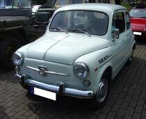 Seat 600L aus dem Jahr 1971. Der Seat 600 basierte auf einem Lizenzvertrag zwischen Fiat aus Italien und Seat aus Spanien. Dieses Auto-Modell trieb die Volksmotorisierung im Spanien der 1960er Jahre enorm voran. Der im Heck verbaute, wassergekühlte, Vierzylinderreihenmotor hat einen Hubraum von 767 cm³ und leistet 32 PS. Zwischen 1957 und 1973 verließen 783.745 Seat 600 die Werkshallen in der Nähe von Barcelona. Ab Dezember 1972 bis zum Produktionsende im Sommer 1973 wurde diese Luxusversion des Seat 600 gebaut. Ein Kombiinstrument mit einer Tachoskala bis 140 km/h, sowie Luftöffnungen hinter den hinteren Seitenscheiben sind die auffälligsten Kennzeichen dieser Version. Oldtimertreffen an der Burgruine in Essen-Burgaltendorf am 26.05.2024.