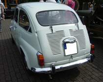 Heckansicht eines Seat 600L aus dem Jahr 1971. Oldtimertreffen an der Burgruine in Essen-Burgaltendorf am 26.05.2024.