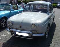 Renault Dauphine Ondine aus dem Jahr 1964. Die Renault Renault Dauphine wurde von 1956 bis 1968 gebaut und sollte die Lücke in der Modellpalette von Renault zwischen dem 4CV und der  Fregate  schließen. Der im Heck verbaute, wassergekühlte Vierzylinderreihenmotor hat einen Hubraum von 845 cm³ und leistet 27 PS. Ab dem Jahr 1962 bereicherte das Modell Dauphine  Ondine  mit seiner umfangreicheren  Luxusausstattung  das Angebot in der Produktpalette. Alfa Romeo baute die Dauphine in den Jahren von 1960 bis 1966 in Lizenz, um seine Modellpalette nach unten abzurunden. Interessantes Detail bei der  Dauphine  ist die Schublade hinter dem vorderen Kennzeichen, in der das Reserverad untergebracht ist. Oldtimertreffen an der Burgruine in Essen-Burgaltendorf am 26.05.2024.