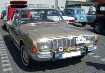 Ford Taunus P5 20M TS Hardtop Coupe, produziert in den Jahren von 1964 bis 1967. Das 20M TS Hardtop Coupe war das Spitzenmodell der P5-Baureihe und schlug bei seiner Markteinführung mit einem Kaufpreis von mindestens DM 9700,00 zu Buche. Dafür erhielt der Käufer ein elegantes Coupe, angetrieben von einem V6-Motor mit einem Hubraum von 1998 cm³ und einer Leistung von 90 PS. Das abgelichtete Hardtop Coupe stammt aus dem Jahr 1966 und dürfte im Farbton goldmetallic/66 lackiert sein. Oldtimertreffen an der Burgruine in Essen-Burgaltendorf am 26.05.2024.