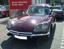Citroen D Super aus dem Jahr 1970. Im Herbst 1955 wurde der Citroën DS vorgestellt. Dieses Fahrzeug war derart innovativ, dass es bis heute seines gleichen sucht. Hydropneumatik mit Niveauregulierung, Zweikreis-Bremssystem mit Scheibenbremsen, sowie einer Servolenkung. Dazu eine phantastische Linienführung, gemütliche Sitze und gute Rundumsicht. Die einfacheren Modelle ID, später D-Spècial, D Super (Foto) und D Super 5 waren mit normalem Bremspedal, statt des hydraulischen Bremspilz, sowie einer Lenkradschaltung ausgestattet. Dieses Auto ist eine D Super aus dem Jahr 197. Die  Göttin  ist direkt nach der Produktion in die Schweiz ausgeliefert worden. Der Vierzylinderreihenmotor hat einen Hubraum von 1985 cm³ und leistet 90 PS. Oldtimertreffen an der Burgruine in Essen-Burgaltendorf am 26.05.2024.
