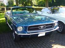 Ford Mustang Convertible des Modelljahres 1967. Über das  Pony  ist schon derart viel geschrieben worden, das ich mich lediglich darauf beschränke zu schreiben, das der Wagen im Farbton acapulco blue lackiert ist. Oldtimertreffen an der Burgruine in Essen-Burgaltendorf am 26.05.2024.