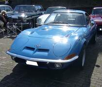 Opel GT 1900. Produziert wurde das Sportcoupe von 1968 bis 1973. Die Karosserie des GT wurde bei Brissoneaux & Lotz in Nantes/Frankreich gefertigt und zur Endmontage nach Bochum geliefert. In den ersten drei Produktionsjahren konnte man den GT auch mit dem 1.1l Motor aus dem Kadett ordern. Da sich aber nur 3573 Kunden für den schwachbrüstigen 1100´er entschieden wurde er 1970 aus dem Programm genommen. Ab diesem Zeitpunkt gab es nur noch den 90 PS starken Vierzylinderreihenmotor mit einem Hubraum von 1897 cm³. Oldtimertreffen an der Burgruine in Essen-Burgaltendorf am 26.05.2024.