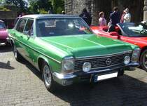 Opel Diplomat B V8, produziert von 1969 bis 1977. Die neue KAD Baureihe (Kapitän/Admiral/Diplomat) wurde im März 1969 vorgestellt. Aufgrund des schleppenden Verkaufs, wurde der Kapitän bereits 1970 wieder eingestellt. Während der gesamten Bauzeit verkaufte Opel 11.108 Fahrzeuge vom gezeigten Diplomat V8. Bei seiner Vorstellung kostete ein solcher Diplomat V8 mindestens DM 20.260,00, im letzten Produktionsjahr bereits DM 34.950,00. Der aus dem Regal von Chevrolet stammende V8-Motor hat einen Hubraum von 5354 cm³ und leistet 230 PS. Oldtimertreffen an der Burgruine in Essen-Burgaltendorf am 26.05.2024.