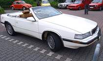 Chrysler TC by Maserati. Dieses Cabriolet-Modell wurde bereits 1986 vorgestellt. Die Produktion begann allerdings erst im Jahr 1989 in einem Maserati-Werk in der Nähe von Mailand und endete nach knapp 7300 Fahrzeuge bereits wieder im Jahr 1991. Das TC in der Typenbezeichnung stand übrigens für T ouring C onvertible. Anfänglich wurde ein 2.2 Liter Motor mit Turbolader aus dem Hause Chrysler verbaut. Ab dem zweiten Modelljahr (1990) wurde ein V6-Motor von Mitsubishi mit einem Hubraum von 2972 cm³ und einer Leistung von 143 PS verbaut. Oldtimertreffen an der Burgruine in Essen-Burgaltendorf am 26.05.2024.
