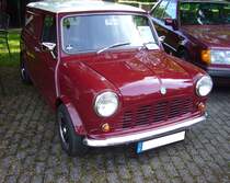 BLMC Mini Van aus dem Jahr 1982. Der seit Januar 1960 angebotene Mini-Van war eine beliebte Karosserievariante des Minis. Basierend auf einer um 25 cm verlängerten Bodengruppe bot der kleine  Lastesel  einen beachtlichen Laderaum. Als Nutzfahrzeug gedacht war der Van spartanisch ausgestattet. Keinerlei Chrom verzierte die Karosserie, und der für den Van typische Grill bestand lediglich aus gestanztem, in Wagenfarbe lackiertem Blech. Ab Oktober 1969 vermarktete British Leyland (BL) alle Minis unter der neuen Konzernmarke Mini. Der sonst unveränderte Van trug je nach Motorisierung nun die Typbezeichnung Mini Van 850 bzw. Mini Van 1000. Das auf der Motorhaube platzierte Mini-Markenzeichen unterstrich die neue Markenidentität. Oldtimertreffen an der Burgruine in Essen-Burgaltendorf am 26.05.2024.