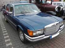 Mercedes Benz 450 SE der Baureihe W116. Die Baureihe W116 stand mit den Modellen 280 und 350 ab September 1972 bei den Händlern. Ab März 1973 ergänzte der gezeigte 450 SE die Modellpalette dieser Baureihe. Bei seiner Markteinführung kostete ein solcher Wagen ohne Extras genau DM 34.000,00. Der V8-Motor mit einem Hubraum von 4520 cm³ lief wesentlich kraftvoller und ruhiger, als der V8-Motor des 350´ers. Bei einer Leistung von 225 PS bzw. 217 PS ab November 1975 war eine Höchstgeschwindigkeit von 210 km/h machbar. Dann flossen aber auch 19 Liter Superbenzin auf 100 Kilometer durch die Bosch D-Jetronic Einspritzanlage. Oldtimertreffen an der Burgruine in Essen-Burgaltendorf am 26.05.2024. 