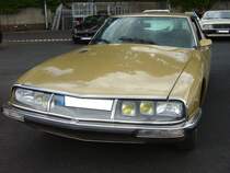 Citroen SM im Farbton or de simiane. Von 1970 bis 1975 wurden 12.920 Fahrzeuge dieses Typs produziert. Die V6-Motoren stammten aus dem Regal von Maserati. Verantwortlich für die Motorenentwicklung zeichnete sich der geniale Giulio Alfieri (*1924 +2002). Bis 1974 hatte der Motor einen Hubraum von 2675 cm³ und leistete zwischen 170 PS und 178 PS. Im letzten Modelljahr hatte der V6-Motor einen Hubraum von 2965 cm³ und eine Leistung von 180 PS. Die Typbezeichnung SM soll angeblich  Serie Maserati  heißen.  Forza Italia  = Oldtimertreffen für italienische Fahrzeuge am 30.05.2024 an Mo´s Bikertreff in Krefeld.