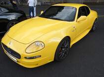 Maserati Coupe. Vorgestellt wurde das 4200´er Coupe auf der Detroit Motor Show des 2002. Somit ein Jahr nach der Vorstellung des ähnlichen Cabriolet-Modells namens Spyder. Der V8-Motor hat einen Hubraum von 4244 cm³ und leistet 390 PS. Bei einem Verbrauch von rund 19 Litern auf 100 Kilometer erreicht das elegante Coupe eine Höchstgeschwindigkeit von rund 280 km/h.  Forza Italia  = Oldtimertreffen für italienische Fahrzeuge am 30.05.2024 an Mo´s Bikertreff in Krefeld.