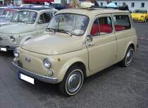 Autobianchi Giardiniera aus dem Jahr 1975. Als im Jahr 1969 die Modellreihe  Bianchina  auslief, blieb einzig das Kombimodell, unter dem neuen Modellnamen,  Giardiniera , zu deutsch Gärtnerin, im Programm. Der im Heck verbaute Zweizylindermotor hat einen Hubraum von 499 cm³ und leistet 18 PS. Insgesamt verließen ca. 446.000  Giardeniera  das Fließband. Bis zuletzt immer mit den berüchtigten Selbstmördertüren.  Forza Italia  = Oldtimertreffen für italienische Fahrzeuge am 30.05.2024 an Mo´s Bikertreff in Krefeld.