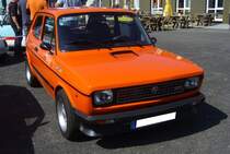 Fiat 127 Sport 70 HP. Der Fiat 127 kann als Vorreiter des Kompaktwagens angesehen werden. Er wurde ab September 1971 in Deutschland verkauft. Im Jahre 1972 wurde der 127´er zum Auto des Jahres gewählt, was seinen Verkauf deutlich ankurbelte. Ab 1972 war das Modell auch mit einer großen Heckklappe lieferbar. Zum Modelljahr 1978 erschien der gezeigte Fiat 127 Sport. Das mit Abstand heißeste Eisen der Modellpalette. Der Vierzylinderreihenmotor hat einen Hubraum von 1049 cm³ und leistet, wie es schon der Zusatz in der Typenbezeichnung verrät, 70 PS. Zum Modelljahr 1982 wurde das Modell facegeliftet und die Motorleistung auf 75 PS erhöht.  Forza Italia  = Oldtimertreffen für italienische Fahrzeuge am 30.05.2024 an Mo´s Bikertreff in Krefeld.
