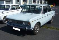 Fiat 125 Special, der Modelljahre 1968 bis 1972. Als Fiat 125 wurde das Modell 1967 vorgestellt. Ein Jahr später tritt der 125 Special mit stärkerem Motor und optisch aufgewertet, den Weg zu den Vertragshändlern an. Angetrieben wird der Special von einem Vierzylinderreihenmotor mit zwei oben liegenden Nockenwellen. Aus einem Hubraum von 1608 cm³ wird mit diesem Motor eine Leistung von 100 PS erreicht. Ausgerüstet mit einem serienmäßigen Fünfganggetriebe erreicht der Wagen eine Spitzengeschwindigkeit von 172 km/h.  Forza Italia  = Oldtimertreffen für italienische Fahrzeuge am 30.05.2024 an Mo´s Bikertreff in Krefeld.