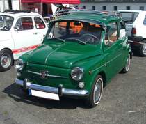 Fiat 770S, verkauft von 1969 bis 1973. Nachdem Fiat 1969 den beliebten  Seicento  eingestellt hat, bestand immer noch Nachfrage nach diesem Modell. Daher entschloss man sich bei FIAT den immer noch in Spanien produzierten SEAT 600E über das eigene Händlernetz weiter zu vertreiben. Dieses auf dem Typenschild und in den Fahrzeugpapieren als Seat 600E ausgewiesene Auto erhielt jedoch einen Heckschriftzug mit der Modellbezeichnung Fiat 770S. Der im Heck verbaute, wassergekühlte, Vierzylinderreihenmotor hat einen Hubraum von 767 cm³ und leistet 25 PS.  Forza Italia  = Oldtimertreffen für italienische Fahrzeuge am 30.05.2024 an Mo´s Bikertreff in Krefeld.
