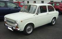 Fiat 850, produziert von 1964 bis 1974. Die 850´er Limousine wurde ein Jahr vor seinen  Geschwistern  850 Spider und 850 Sport-Coupe auf den Markt gebracht. Der Vierzylinderreihenmotor mit einem Hubraum von 903 cm³ ist im Heck verbaut. Dieser Motor leistet 34 PS, in der Version Super 37 PS und in der gezeigte Version Special sogar 47 PS. 1972 endete die Produktion in Italien. Bis 1974 wurde das Auto für den gesamten europäischen Markt aber noch bei SEAT in Spanien weiter produziert.  Forza Italia  = Oldtimertreffen für italienische Fahrzeuge am 30.05.2024 an Mo´s Bikertreff in Krefeld.