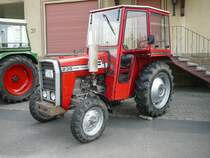 MF 235 steht in der Traktorenausstellung anl. des Ortsjubil�ums von Mittelkalbach am 29.06.2009