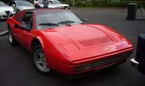 Ferrari 328 GTS (G ran T urismo S pider), gebaut in Maranello in den Jahren von 1985 bis 1989. Der 328 erschien 1985 als Nachfolger des 308. Der V8-Motor leistet 271 PS aus einem Hubraum von 3185 cm³. Es wurden ca. 12.500 Einheiten des Modelles 328, das auch als Coupe 328 GTB bestellt werden konnte, produziert.  Forza Italia  = Oldtimertreffen für italienische Fahrzeuge am 30.05.2024 an Mo´s Bikertreff in Krefeld.