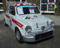 Abarth 1000TC Corsa Gruppe 2 aus dem Jahr 1967. Dieser TC1000 Corsa wurde erstmalig im April 1967 zugelassen. Der im Heck verbaute und von der Firma Abarth verfeinerte Motor hat einen Hubraum von 982 cm² und leistet 112 PS. Je nach verbauter Übersetzung ist für diese  Rennsemmel  eine Höchstgeschwindigkeit von 188 km/h möglich. Dieses gute Stück hat im Jahr 1967 schon einen Neupreis von DM 21856,00 gehabt. Ein solches Modell gewann in den Jahren 1965, 1966, 1967 und 1969 die Tourenwagenmeisterschaft in der Division 1.  Forza Italia  = Oldtimertreffen für italienische Fahrzeuge am 30.05.2024 an Mo´s Bikertreff in Krefeld.