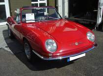 Abarth 1000 OT Spider in der Karosserie des Fiat 850 Spider der ersten Serie, gebaut von 1965 bis 1968. Dieses flotte, zweisitzige, Cabriolet basiert auf dem Fiat 850 Coupe. Der im Heck verbaute, wassergekühlte Vierzylinderreihenmotor leistet im Fiat 49 PS aus einem Hubraum von 843 cm³. Hier wurde durch Abarth der Hubraum auf 982,2 cm³ aufgebohrt. Dadurch leistet der Motor jetzt 70 PS. Der Abarth 1000OT Spider war nur in den Farben bianco und rosso lieferbar. Während das Serienfahrzeug von Fiat mit einem Kaufpreis von DM 6996,00 in der Preisliste stand, waren für die Version von Abarth schon rund DM 10200,00 fällig. Für zusätzliche DM 935,00 konnte noch ein winterfestes Hardtopdach dazu bestellt werden.  Forza Italia  = Oldtimertreffen für italienische Fahrzeuge am 30.05.2024 an Mo´s Bikertreff in Krefeld.