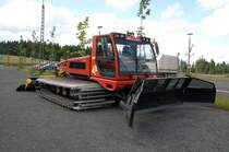 Pistenbully bzw. Pistenraupe Typ T4S von Prinoth (hnlich Kssbohrer) hergestellt in Val Gardena / Italien am 17.06.2007 im Sauerland - ganz ohne Schnee. Er sah furchtbar gelangweilt aus - der rmste!