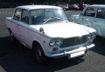 Fiat 1500, der Modelljahre 1964 bis 1967. Als  Milletrecento = 1300  erschien dieses Modell bereits 1961. 1964 erhöhten die Turiner den Hubraum des Vierzylinderreihenmotors auf 1481 cm³ und somit auch die Motorleistung auf 67 PS. Insbesondere der temperamentvolle Motor machte dieses Auto zu einem interessanten Angebot in der Mittelklasse. Bei seiner Markteinführung kostete ein solcher  Millecinquecento  DM 7350,00. In Argentinien wurde dieses Modell noch etliche Jahre nach der Produktionseinstellung in Italien für den südamerikanischen Markt weiter gebaut.  Forza Italia  = Oldtimertreffen für italienische Fahrzeuge am 30.05.2024 an Mo´s Bikertreff in Krefeld.