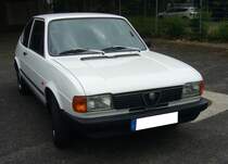 Alfa Romeo Alfasud 1.2 der letzten Serie, wie er von 1980 bis 1983 produziert wurde. Bereits 1972 wurde der kompakte Alfasud vorgestellt. Der Wagen sollte die Alfa Romeo Produktpalette nach unten abrunden. Er wurde im Werk Pomigliano bei Neapel produziert. Dieses Werk wurde für die Produktion des Modells extrem erweitert um im strukturschwachen Süditalien Arbeitsplätze zu schaffen. Allerdings wurde dieses Werk häufig bestreikt und durch anderweitige Arbeitsniederlegungen  lahm gelegt . Der abgelichtete Alfasud ist ein seltenes dreitüriges Modell und dürfte im Farbton bianco porcellana lackiert sein. Der Vierzylinderboxermotor hat einen Hubraum von 1186 cm³ und leistet 68 PS.  Forza Italia  = Oldtimertreffen für italienische Fahrzeuge am 30.05.2024 an Mo´s Bikertreff in Krefeld.