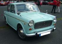 Steyr Fiat 1100 D aus dem Jahr 1963. 1953 wurde der Fiat 1100 durch den Fiat Nuova 1100 mit selbsttragender Karosserie abgelöst. Bis 1970 hielt sich dieses Modell in der Produktpalette der Turiner. Auch außerhalb Italiens, als NSU-Fiat Neckar in Deutschland, als Premier in Indien oder aber als Steyr Fiat in Österreich. 1962 wurde aus dem 1100 Speciale der gezeigte 1100 D, der dank einer neuen Front deutlich leichter und moderner wirkte. Für die Erhöhung der inneren Werte spendierte man ihm den 1221 ccm Motor mit 50 PS aus dem Fiat 1200 Granluce. Der 1100 D war ein sehr ausgereiftes Auto mit zuverlässiger Mechanik. Fiat sah daher auch vier Jahre lang keinen Grund ihn auszutauschen oder zu modifizieren. Der Fiat 1100 D hatte damit die längste Bauzeit aller Millecento.  Forza Italia  = Oldtimertreffen für italienische Fahrzeuge am 30.05.2024 an Mo´s Bikertreff in Krefeld.
