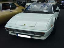 Ferrari Mondial T Cabriolet, gebaut in den Jahren von 1982 bis 1985. Das Modell wurde bereits 1980 als Mondial 8 vorgestellt. Der Mondial, dessen Karosserie von Pininfarina gezeichnet wurde, konnte als Coupe und Cabriolet bestellt werden. Der als Mittelmotor verbaute V8-Motor hat in diesem Fahrzeug einen Hubraum von 3185 cm³ und leistet 270 PS.  Forza Italia  = Oldtimertreffen für italienische Fahrzeuge am 30.05.2024 an Mo´s Bikertreff in Krefeld.