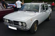 Alfa Romeo Alfetta, gebaut in den Jahren von 1972 bis 1984. Alfetta = Kleiner Alfa, so hießen schon in den 1950er Jahren die Rennwagen von Alfa Romeo. Auch diese viertürige Alfa Romeo Limousine hatte sportliches Temperament. Hier wurde ein Modell bis Baujahr 1977 abgelichtet. Dieses ist an den runden Frontscheinwerfern zu erkennen. Die Alfetta war in etlichen Motorisierungen als Benziner oder Dieselfahrzeug lieferbar. Der hier gezeigte Wagen ist eine Alfetta 1.6. Der Vierzylinderreihenmotor hat einen Hubraum von 1570 cm³ und leistet 108 PS.  Forza Italia  = Oldtimertreffen für italienische Fahrzeuge am 30.05.2024 an Mo´s Bikertreff in Krefeld.
