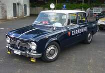 Alfa Romeo Giulia 1300 Super, ein ehemaliges Fahrzeug der italienischen Carabinieri. Produziert wurde das Modell 1300 Super in den Jahren von 1964 bis 1971. Um, die im Jahr 1962 vorgestellte Giulia, auch weniger betuchten Kunden zugänglich zu machen (billig war die Giulia ja nie), bot man ab 1964 diese spartanischer ausgestattete Version mit einem 1.3l Motor an. Der Vierzylinderreihenmotor mit Doppelnockenwellen hat einen Hubraum von 1290 cm³ und leistet zwischen 85 PS und 89 PS.  Forza Italia  = Oldtimertreffen für italienische Fahrzeuge am 30.05.2024 an Mo´s Bikertreff in Krefeld.