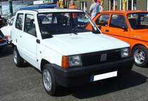 Fiat Panda der Seria 2. Der  Millionenseller  Fiat Panda (insgesamt mehr als vier Millionen verkaufte Fahrzeuge) kam im Jahr 1980 auf den Markt. Hier konnte ein Panda der zweiten Generation, wie er von 1986 bis 1991 gebaut wurde, abgelichtet werden. Es gab die Modelle, wie auf dem Foto Panda 750 (769 cm³/34 PS), Panda 1000 (999 cm³/44 PS), Panda 900 (899 cm³/40 PS) und den Panda 1100 (1099 cm³/50 PS).  Forza Italia  = Oldtimertreffen für italienische Fahrzeuge am 30.05.2024 an Mo´s Bikertreff in Krefeld.