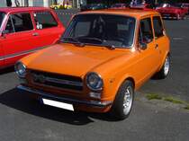 Autobianchi A112 Abarth 58HP, wie er von Oktober 1969 bis Januar 1973 vom Band lief. Angetrieben wird der flotte Kleinwagen von einem Vierzylinderreihenmotor, der aus einem Hubraum von 982 cm³ eine Leistung von 58 PS an die Vorderräder wuchtet. Die Höchstgeschwindigkeit wurde mit 151 km/h angegeben.  Forza Italia  = Oldtimertreffen für italienische Fahrzeuge am 30.05.2024 an Mo´s Bikertreff in Krefeld.