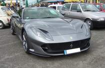 Ferrari 812 GTS. Zwei Jahre nach dem Erscheinen des Ferrari 812 Coupe´s kam im Herbst des Jahres 2019 der offene 812´er namens GTS auf den Markt. Angetrieben wird dieser Bolide von einem V12-Motor, der aus einem Hubraum von 6496 cm³ eine Leistung von 800 PS mittels eines 7-Gang-Doppelkupplungsgetriebe an die Hinterachse weiter gibt. Die Höchstgeschwindigkeit gibt das Werk in Maranello mit 340 km/h an. Auch die Beschleunigungswerte lassen sich sehen: Von 0 km/h auf 200 km/h in 8,5 Sekunden.  Forza Italia  = Oldtimertreffen für italienische Fahrzeuge am 30.05.2024 an Mo´s Bikertreff in Krefeld.